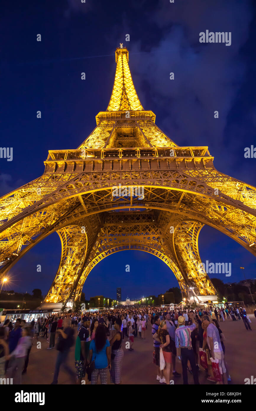 Touristen unter dem Eiffelturm (Tour Eiffel) in Paris, Frankreich Stockfoto