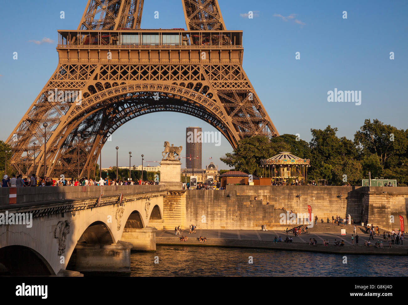 Seine Boulevards Fluss und Brücke unter dem Eiffelturm (Tour Eiffel) in Paris, Frankreich Stockfoto