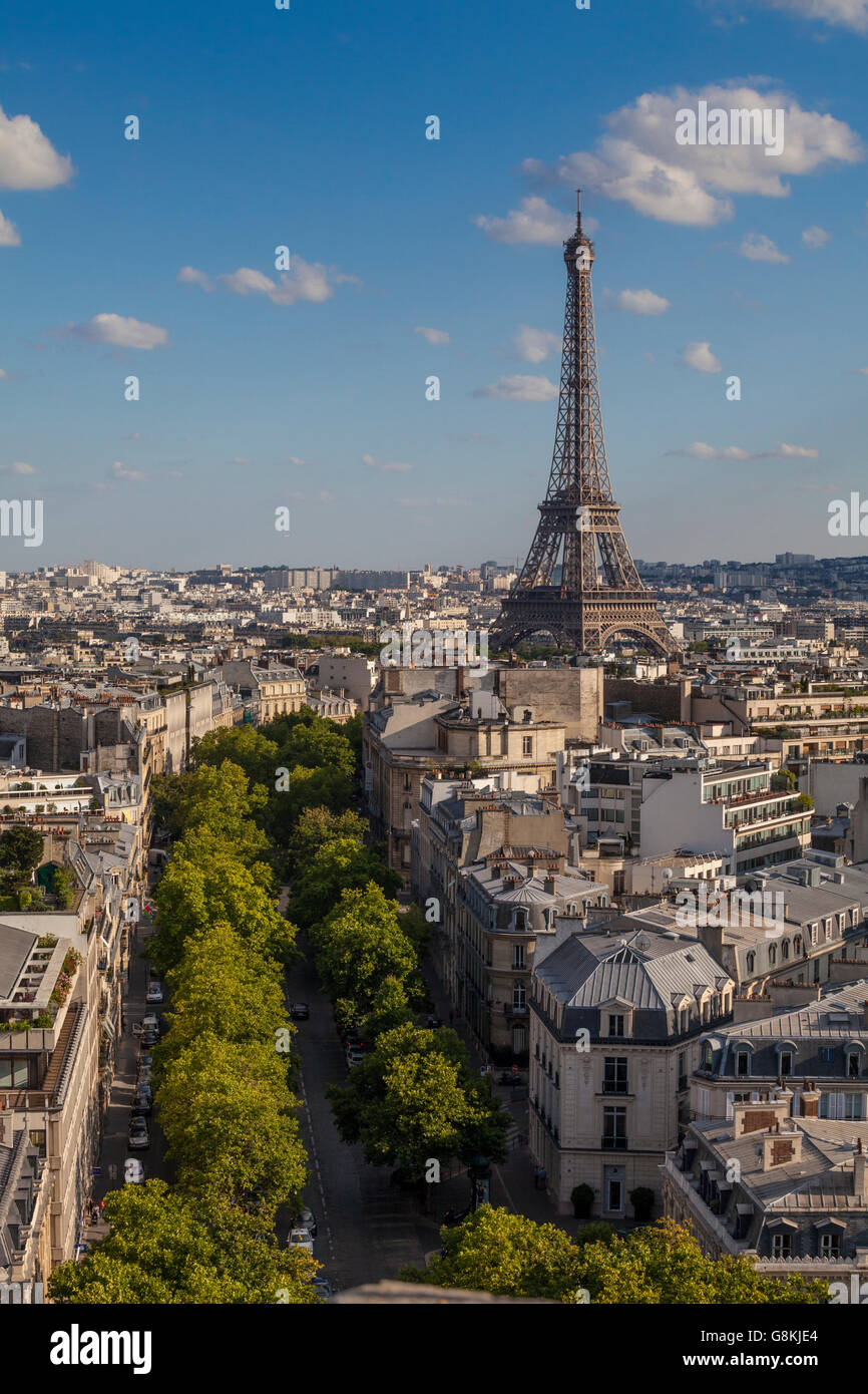 Blick vom Arc de Triomphe de l'Étoile auf der Avenue des Champs-Élysées und Eiffelturm, Paris, Frankreich, Europa Stockfoto