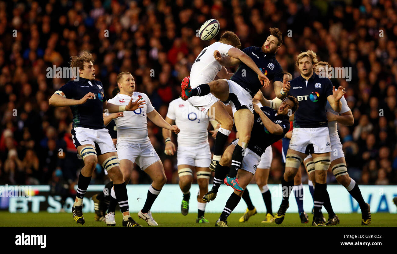 Der schottische Tommy Seymour nimmt beim RBS Six Nations-Spiel 2016 im BT Murrayfield Stadium, Edinburgh, unter dem Druck des Englands Owen Farrell einen hohen Ball ein. DRÜCKEN SIE VERBANDSFOTO. Bilddatum: Samstag, 6. Februar 2016. Siehe PA Story RUGBYU Scotland. Bildnachweis sollte lauten: David Davies/PA Wire. Stockfoto