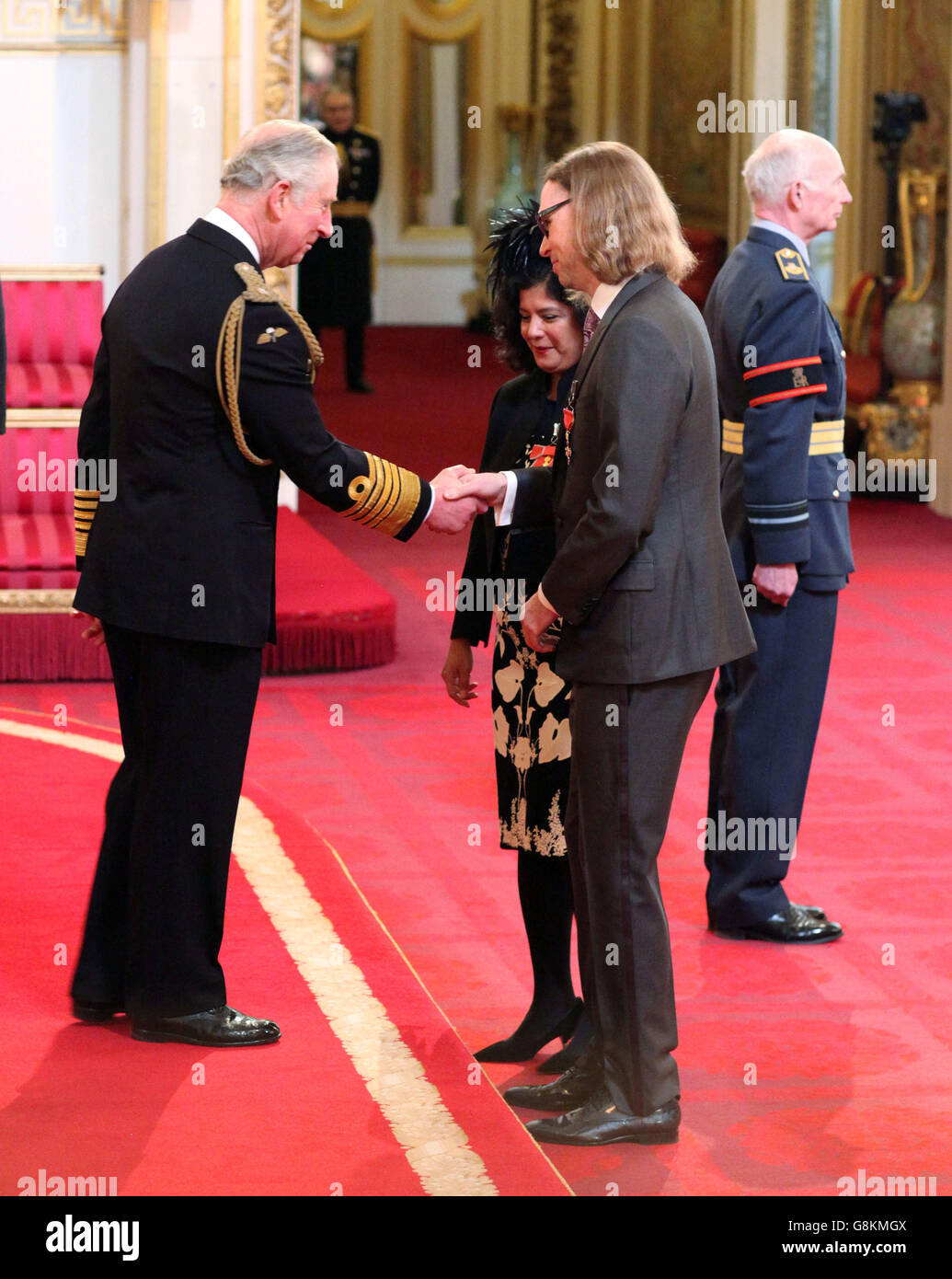 Xochiltzin Birch und Michael Birch, die beide während einer Investiturzeremonie im Buckingham Palace, London, vom Prince of Wales zum OBE (Officer of the Order of the British Empire) gemacht wurden. Stockfoto