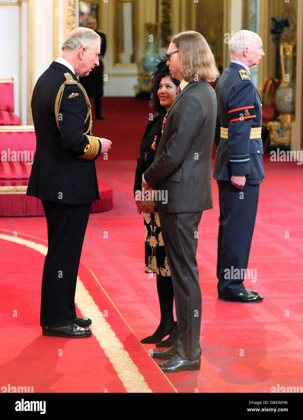 Xochiltzin Birch und Michael Birch, die beide während einer Investiturzeremonie im Buckingham Palace, London, vom Prince of Wales zum OBE (Officer of the Order of the British Empire) gemacht wurden. Stockfoto