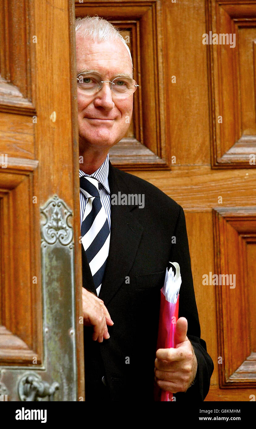 Der ehemalige BBC-Generaldirektor Lord BIRT während einer Fotozelle, bevor er am Samstag, den 26 2005. August, den MacTaggart-Vortrag beim Edinburgh Television Festival in der McEwan Hall hielt. DRÜCKEN Sie VERBANDSFOTO. Bildnachweis sollte lauten: David Cheskin/PA Stockfoto