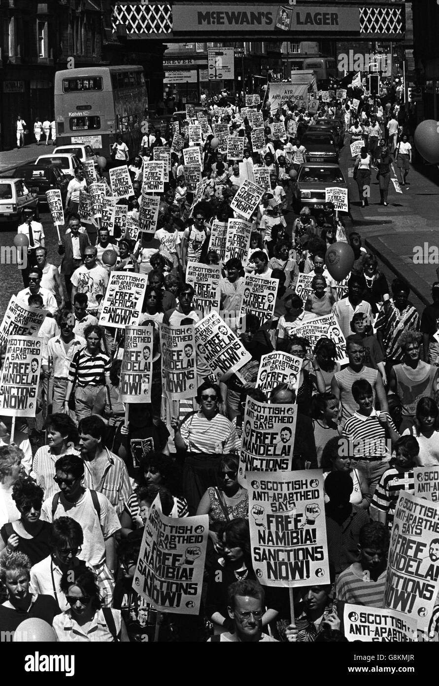 Anti-Apartheid-Kundgebung. Tausende Plakat mit Demonstranten marschieren. Stockfoto