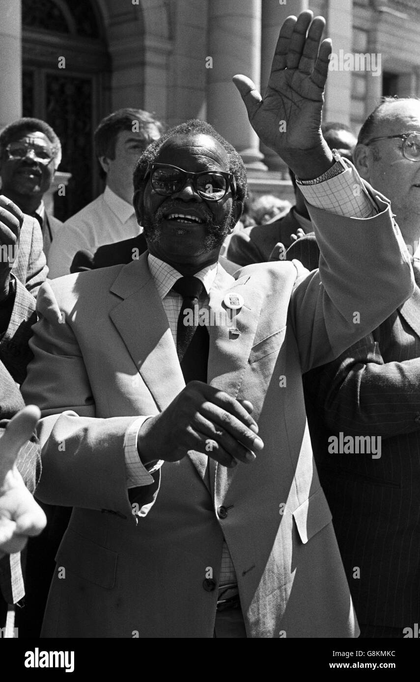 Oliver Tambo. Der Präsident des Afrikanischen Nationalkongresses winkt schottischen Anhängern während einer „Free Nelson Mandela“-Kundgebung vor den Stadtkammern zu. Stockfoto