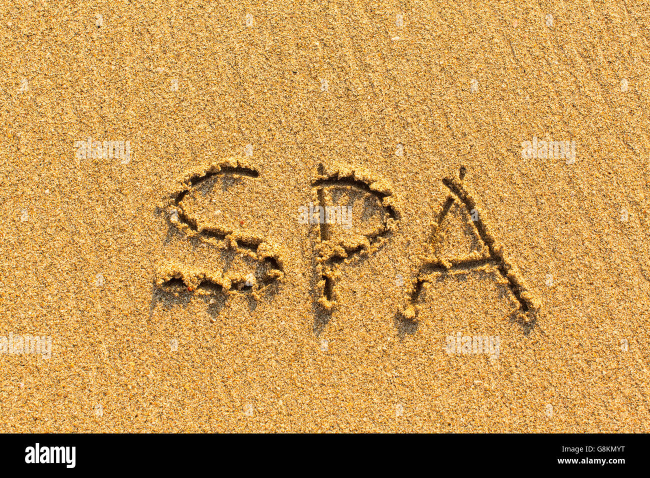 SPA - Wort gezeichnet am Sandstrand. Stockfoto
