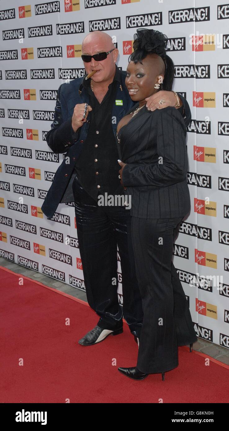 TV-Persönlichkeit Dave Courtney und Freund bei den Kerrang! Awards, Donnerstag, 25. August 2005, statt in der Brauerei im Zentrum von London. PRESSEVERBAND Foto. Bildnachweis sollte lauten: Steve Parsons/PA Stockfoto