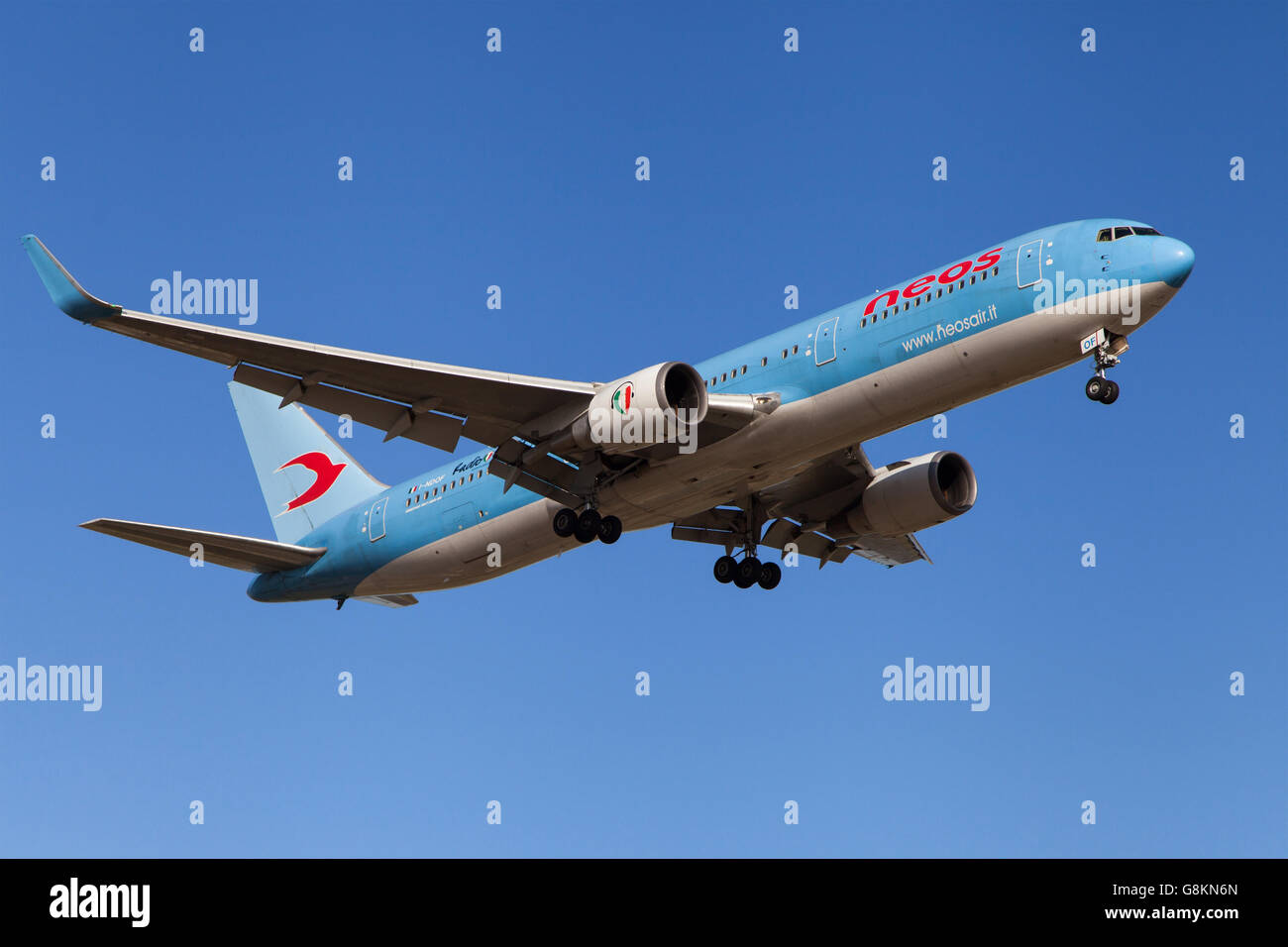 Eine Neos Boeing 767-300ER nähert sich zum Flughafen El Prat in Barcelona, Spanien. Stockfoto