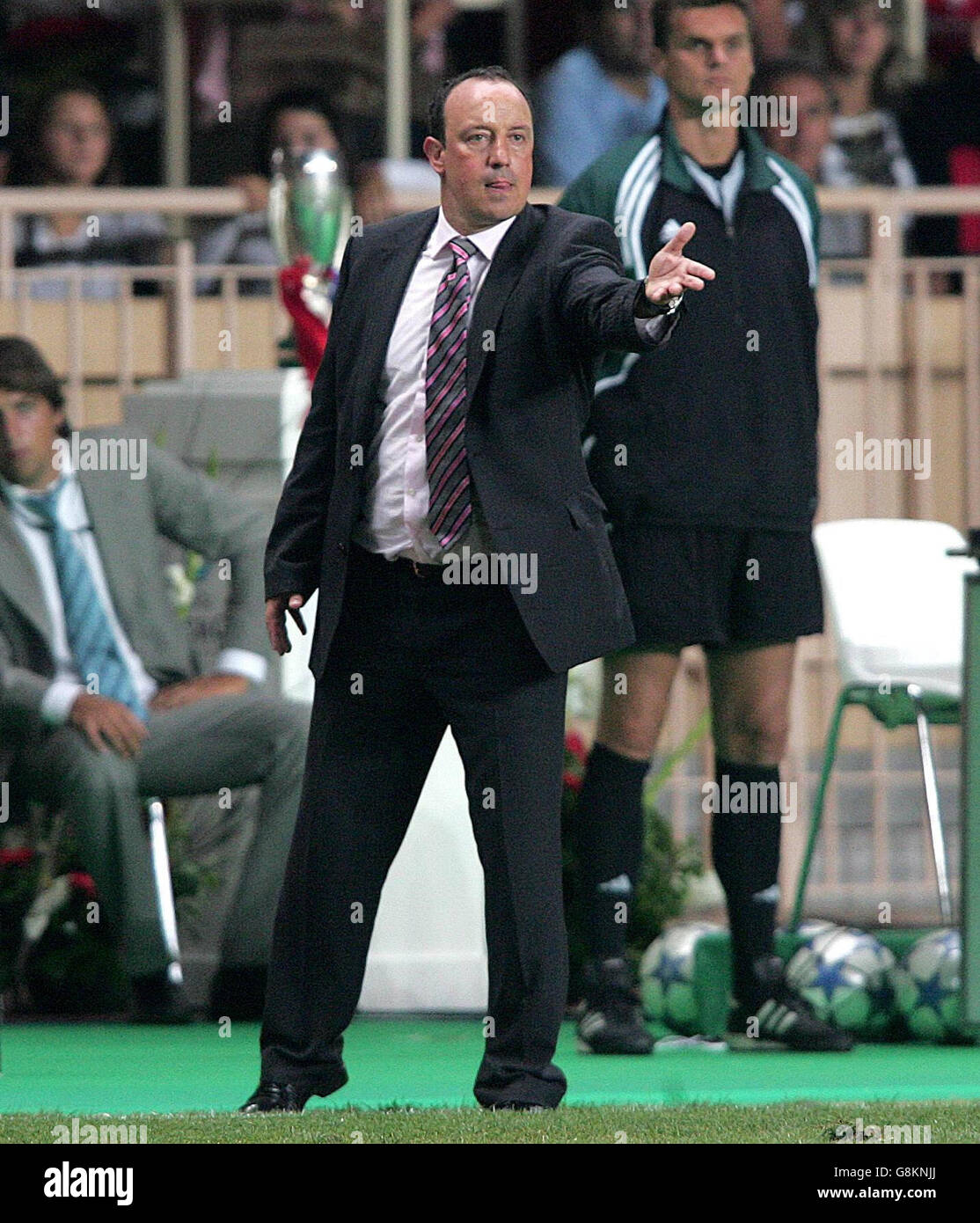 Liverpool-Manager Rafael Benitez zeigt seinen Spielern während des UEFA-Supercup-Spiels im Louis II Stadium in Monaco am Freitag, den 26. August 2005, Gesten. DRÜCKEN SIE VERBANDSFOTO. Bildnachweis sollte lauten: Martin Rickett/PA. Stockfoto