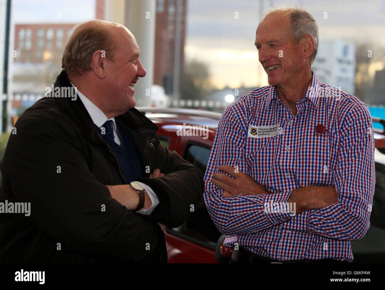 Brian Barwick, Vorsitzender der Rugby Football League (links), spricht mit New England und dem derzeitigen Trainer der Brisbane Broncos Rugby League, Wayne Bennett, während der Einführung der Dacia World Club Series 2016 bei Renault Manchester. Stockfoto