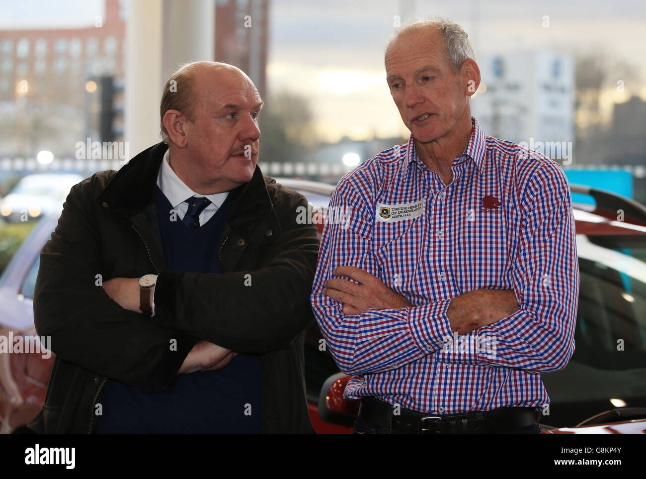 Brian Barwick, Vorsitzender der Rugby Football League (links), spricht mit New England und dem derzeitigen Trainer der Brisbane Broncos Rugby League, Wayne Bennett, während der Einführung der Dacia World Club Series 2016 bei Renault Manchester. Stockfoto