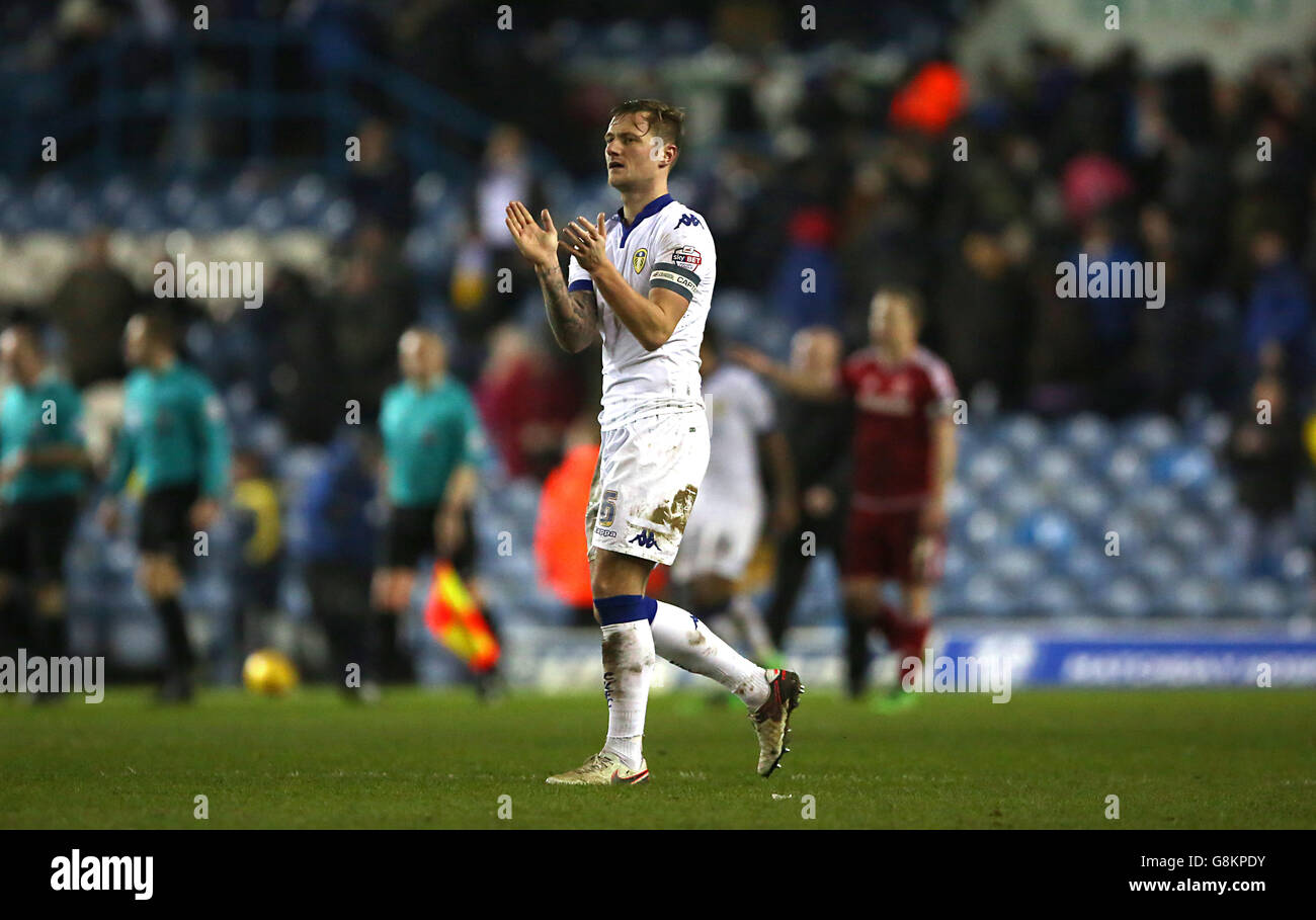 Liam Cooper von Leeds United applaudiert den Fans nach dem letzten Pfiff des Sky Bet Championship-Spiels in der Elland Road, Leeds. Stockfoto