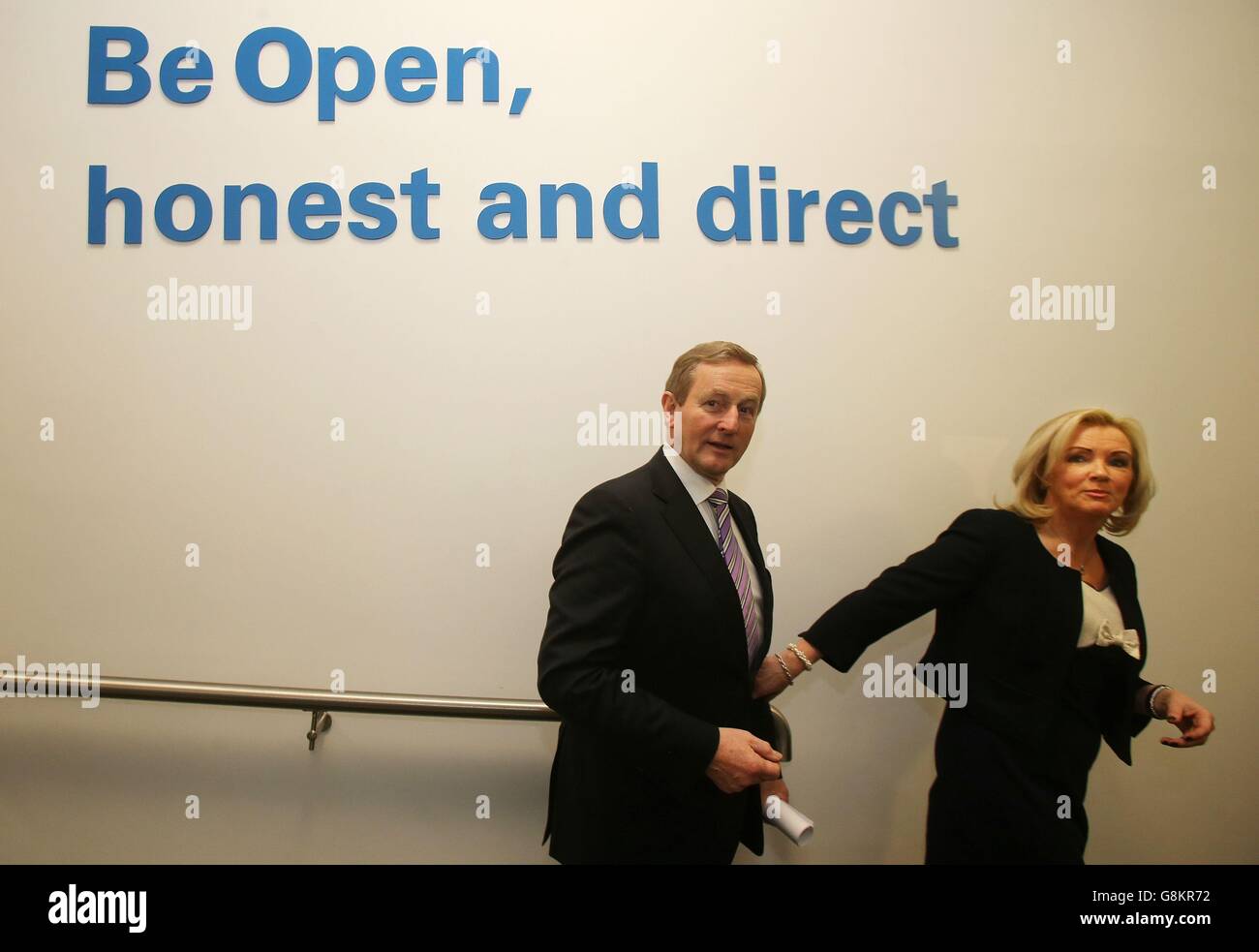 Taoiseach Enda Kenny und PayPal's Vice-President of Operations for Europe, the Middle-East and Africa Louise Phelan besuchen Paypal während des Wahlkampfs im Xerox Technology Park, Dundalk, Co. Louth. Stockfoto