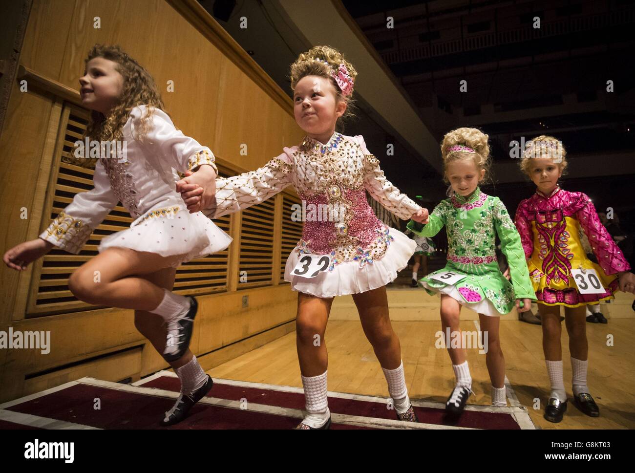 Teilnehmer während der All Scotland Irish Dancing Championships in der Glasgow Royal Concert Hall. Stockfoto