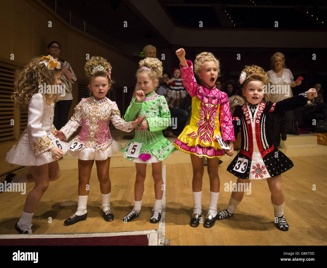 Teilnehmer während der All Scotland Irish Dancing Championships in der Glasgow Royal Concert Hall. Stockfoto