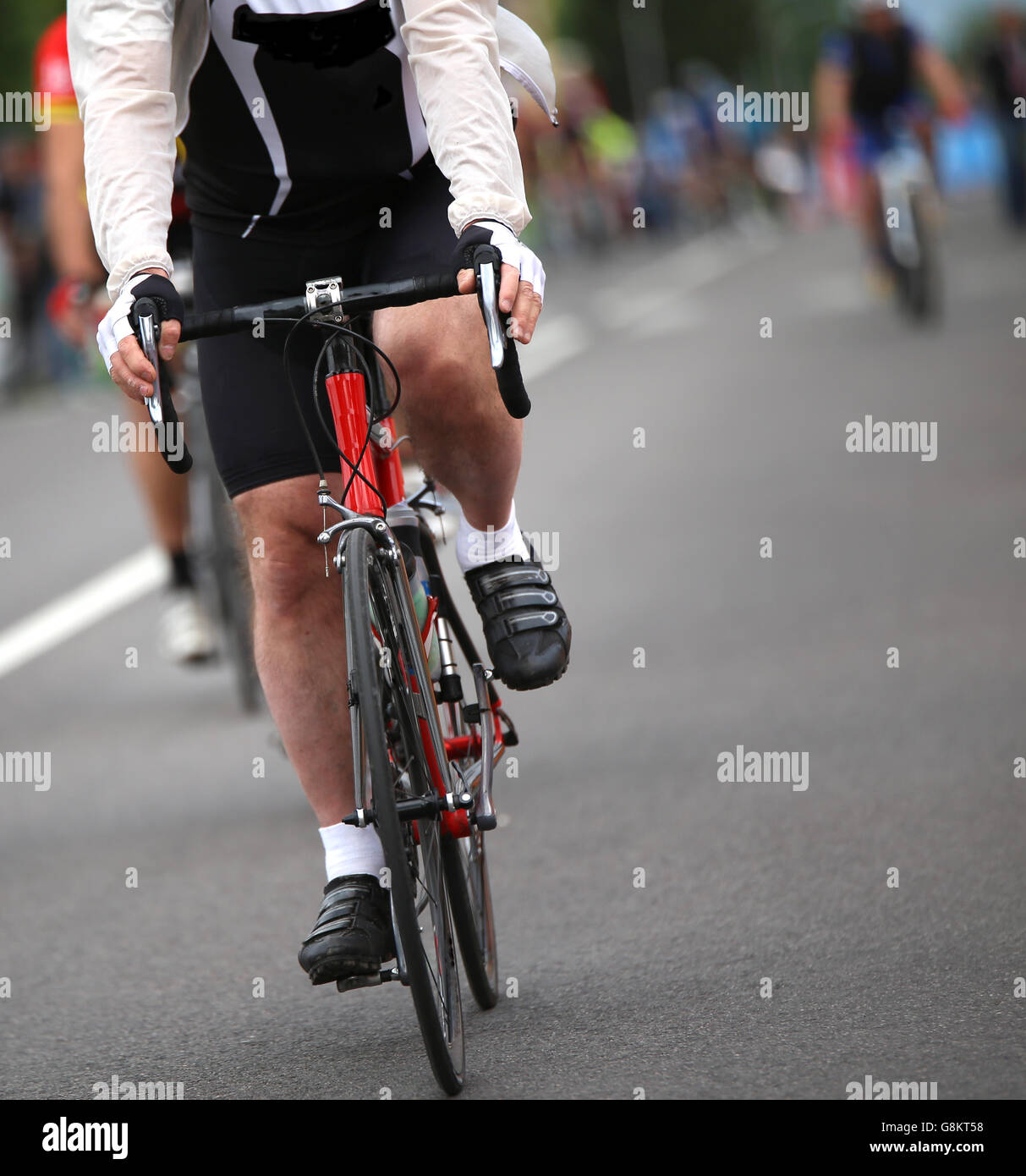 isolierte Biker mit Windjacke während das Radrennen in der Stadt Stockfoto