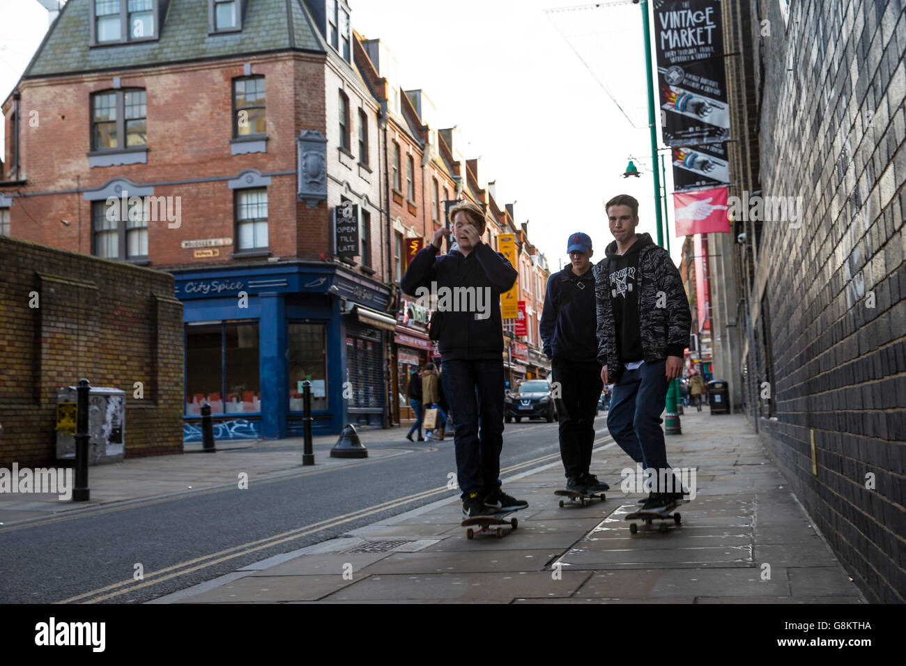 London, Februar 2016 - Skater auf Brick Lane Street. Stockfoto