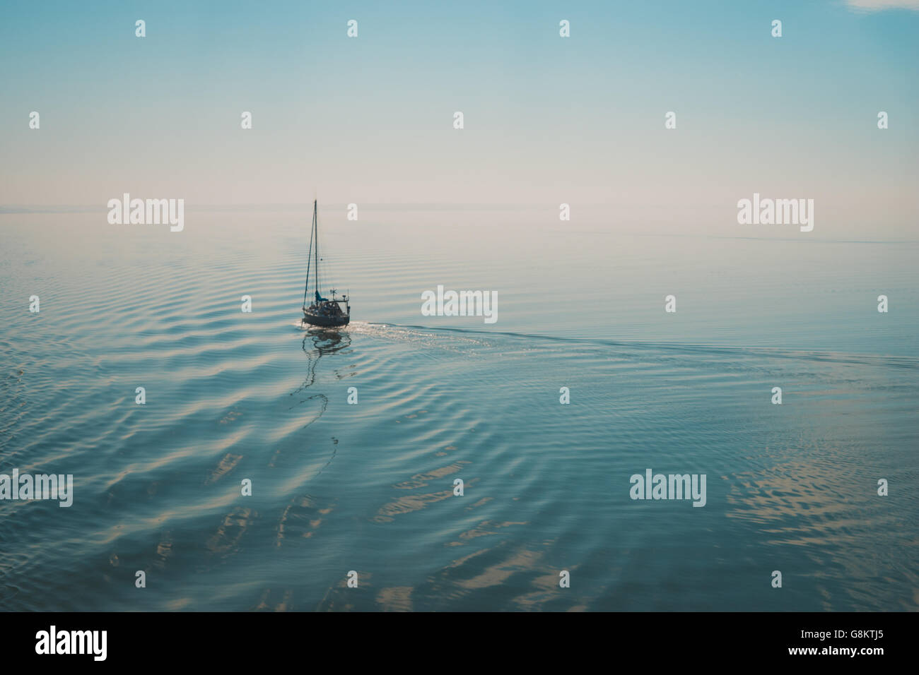 Segelboot im ruhigen Meer reisen. Bewegungsunschärfe Bild mit Instagram-Effekt Stockfoto