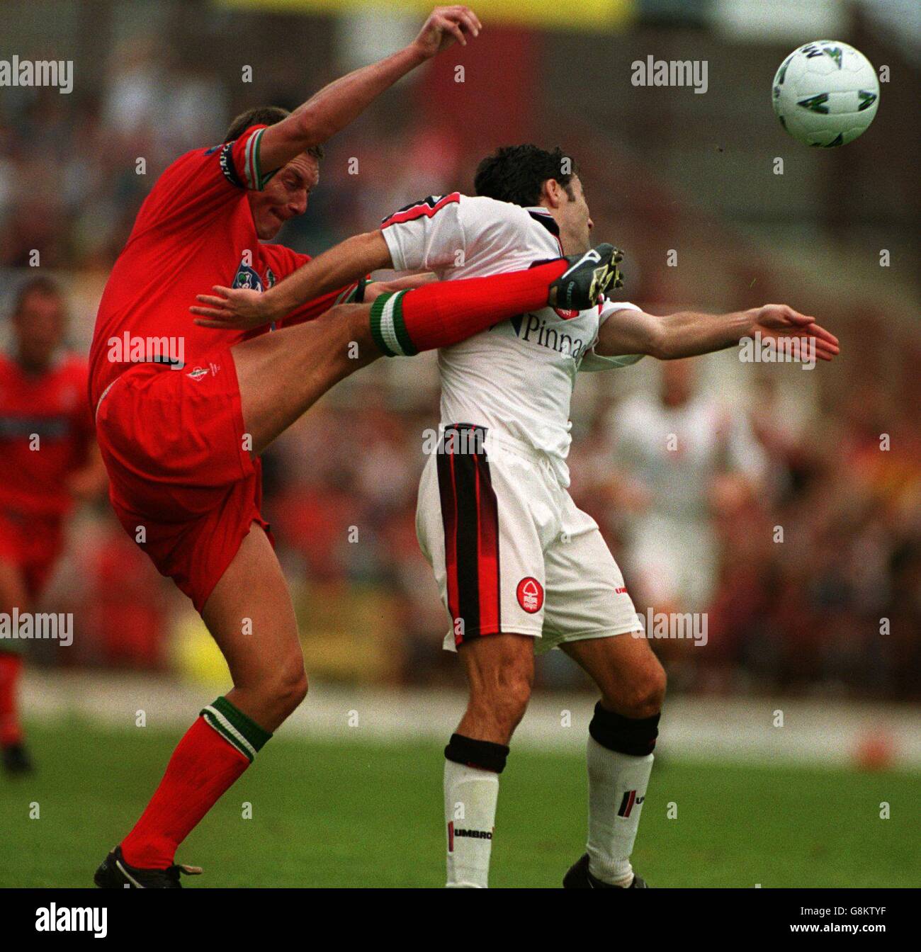 Alan McDonald von Swindon Town (links) und Dean Saunders aus Nottingham Wald (rechts) Herausforderung für einen hohen Ball Stockfoto