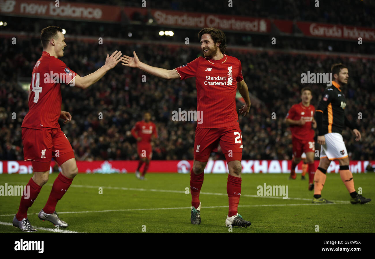 Liverpools Joe Allen (rechts) feiert das erste Tor seiner Spielmannschaft während des Emirates FA Cup, der dritten Runde in Anfield, Liverpool. Stockfoto