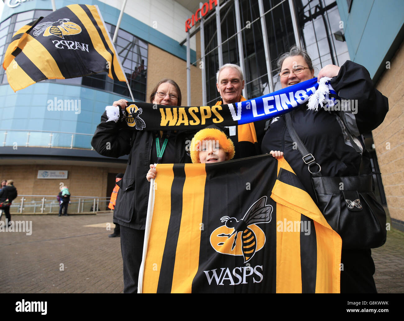 Wasps-Fans wie Dave (Mitte oben) und Kain (Mitte unten) Yeomans posieren für ein Bild vor dem European Champions Cup, Pool Five Spiel in der Ricoh Arena, Coventry. DRÜCKEN SIE VERBANDSFOTO. Bilddatum: Samstag, 23. Januar 2016. Siehe PA Story RUGBYU Wesps. Bildnachweis sollte lauten: Nigel French/PA Wire. Stockfoto