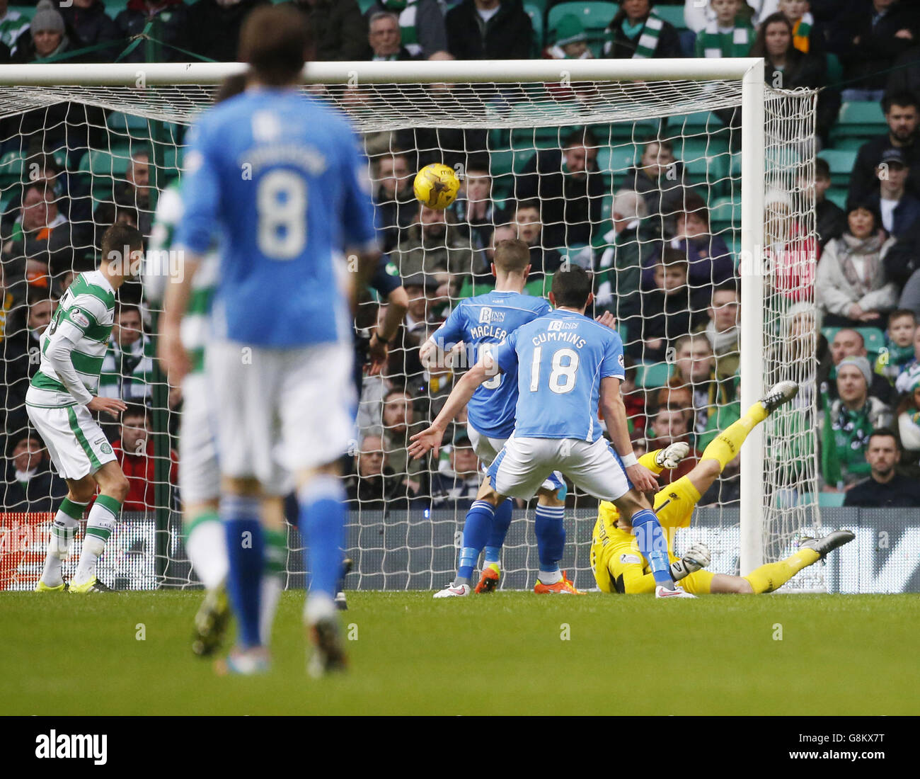 Steven MacLean von St Johnstone schießt beim Ladbrokes Scottish Premiership Spiel in Celtic Park, Glasgow, das erste Tor seiner Mannschaft. DRÜCKEN Sie VERBANDSFOTO. Bilddatum: Samstag, 23. Januar 2016. Siehe PA Geschichte FUSSBALL Celtic. Bildnachweis sollte lauten: Danny Lawson/PA Wire. EINSCHRÄNKUNGEN: Stockfoto