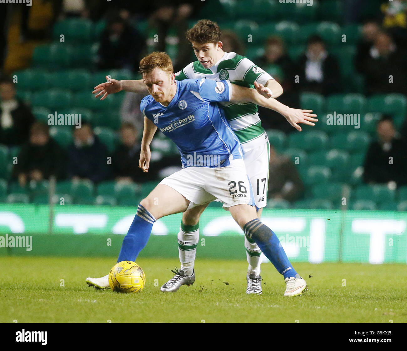 Liam Craig von St. Johnstone (links) und Ryan Christie von Celtic kämpfen während des Ladbrokes-Spiels der schottischen Premiership im Celtic Park, Glasgow, um den Ball. DRÜCKEN SIE VERBANDSFOTO. Bilddatum: Samstag, 23. Januar 2016. Siehe PA Geschichte FUSSBALL Celtic. Bildnachweis sollte lauten: Danny Lawson/PA Wire. EINSCHRÄNKUNGEN: NUR FÜR REDAKTIONELLE ZWECKE Stockfoto