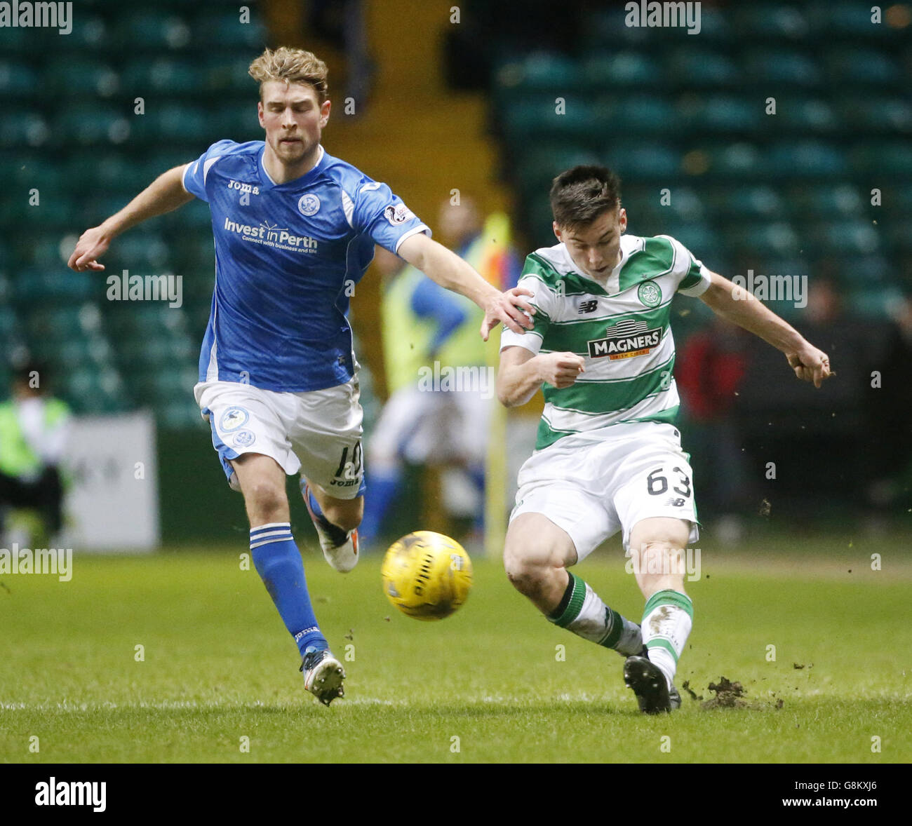 David Wotherspoon von St. Johnstone und Kieran Tierney von Celtic (rechts) kämpfen während des Ladbrokes-Spiels der schottischen Premiership im Celtic Park, Glasgow, um den Ball. DRÜCKEN SIE VERBANDSFOTO. Bilddatum: Samstag, 23. Januar 2016. Siehe PA Geschichte FUSSBALL Celtic. Bildnachweis sollte lauten: Danny Lawson/PA Wire. EINSCHRÄNKUNGEN: NUR FÜR REDAKTIONELLE ZWECKE Stockfoto