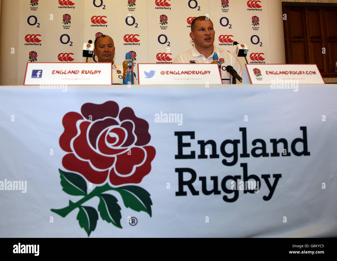 England Pressekonferenz - Pennyhill Park. New England Kapitän Dylan Hartley mit Cheftrainer Eddie Jones (links) während einer Pressekonferenz im Pennyhill Park, Bagshot. Stockfoto