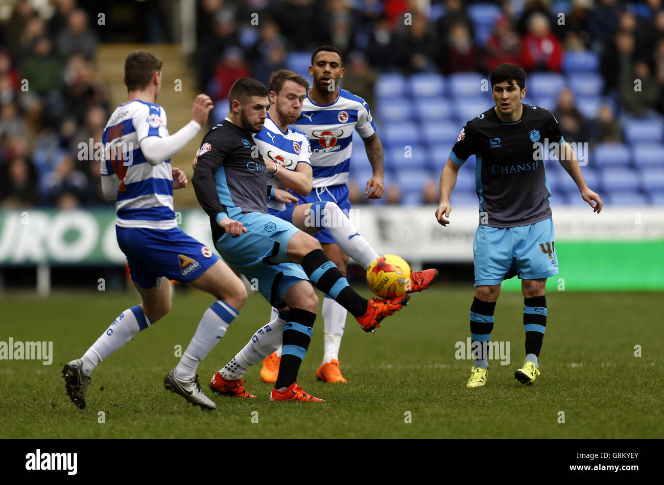 Reading ist Chris Gunter und Sheffield Wednesday's Gary Hooper (Front) Battle Für den Ball Stockfoto