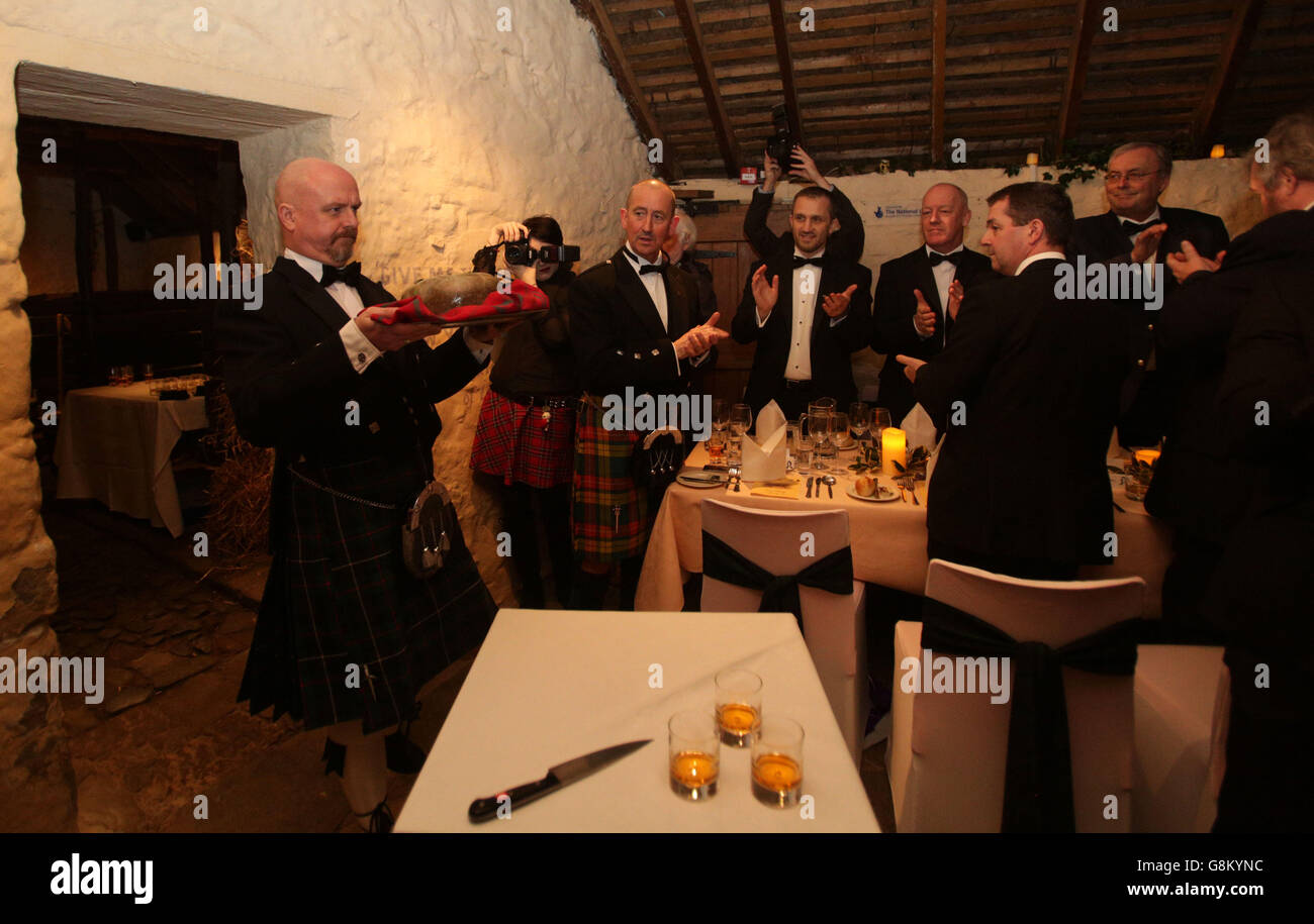 Die Haggis werden beim ersten Burns Supper, das in mehr als zwei Jahrhunderten in Robert Burns' Cottage in Alloway, Ayrshire, abgehalten wird, mitgeführt. Stockfoto