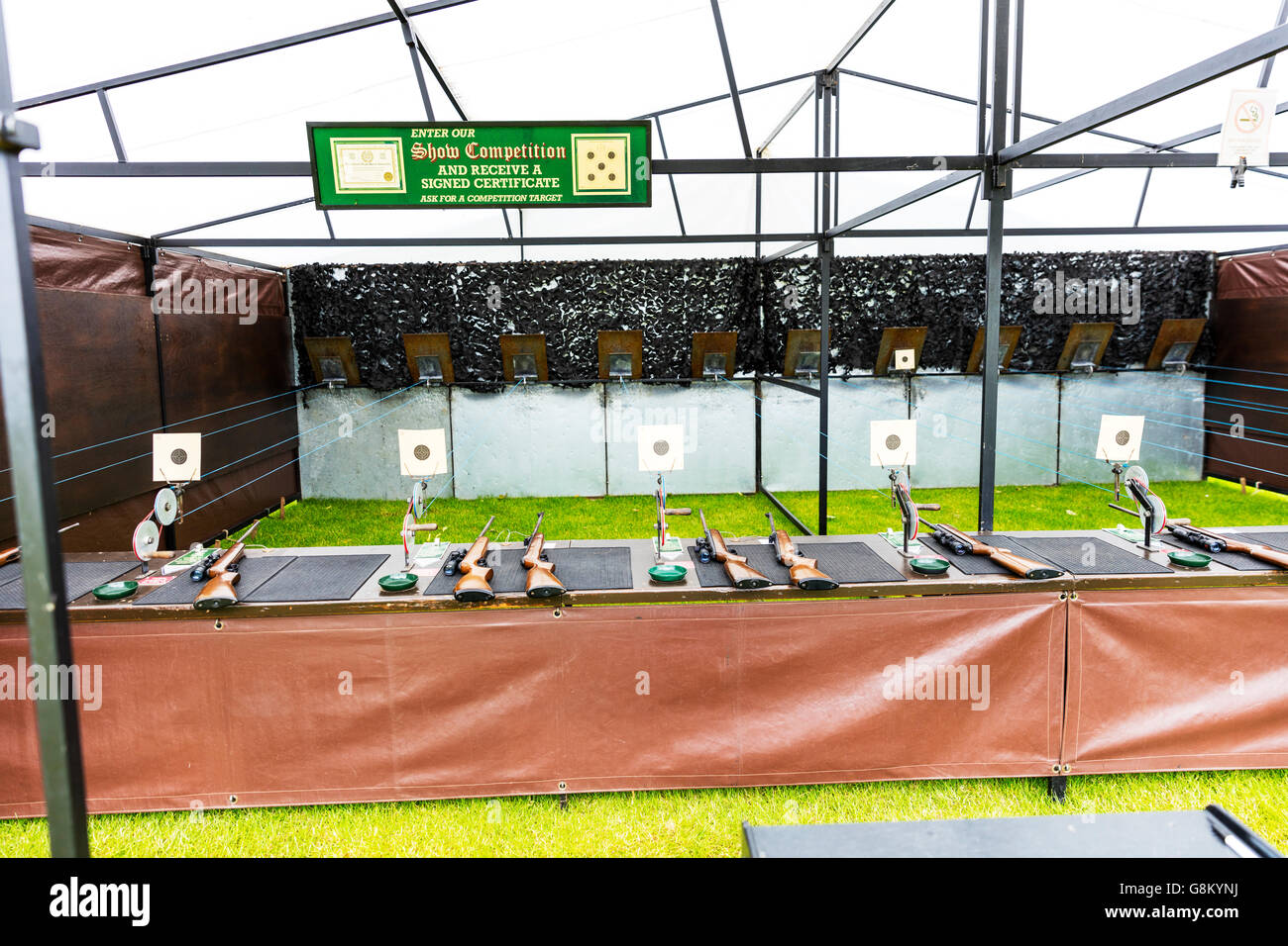 Range-Waffen Waffe Luftgewehr Kanonen schießen Gewehr auf Ziel Ziele UK England GB Gewehre Stockfoto