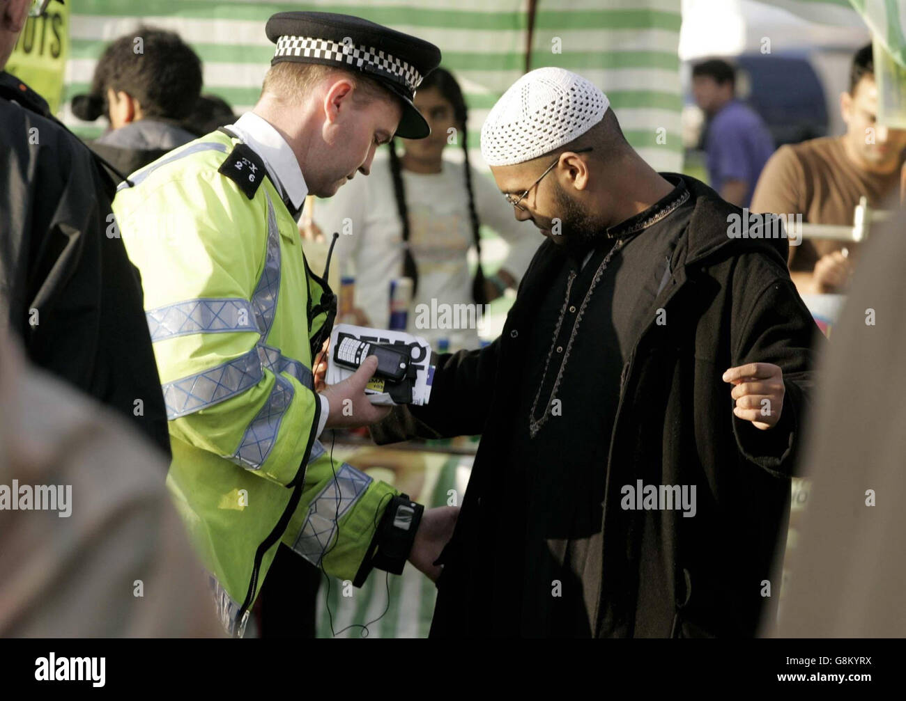 London Mela 2005 - Gunnersbury Park. Die Polizei durchsucht einen Mann bei seiner Ankunft. Stockfoto