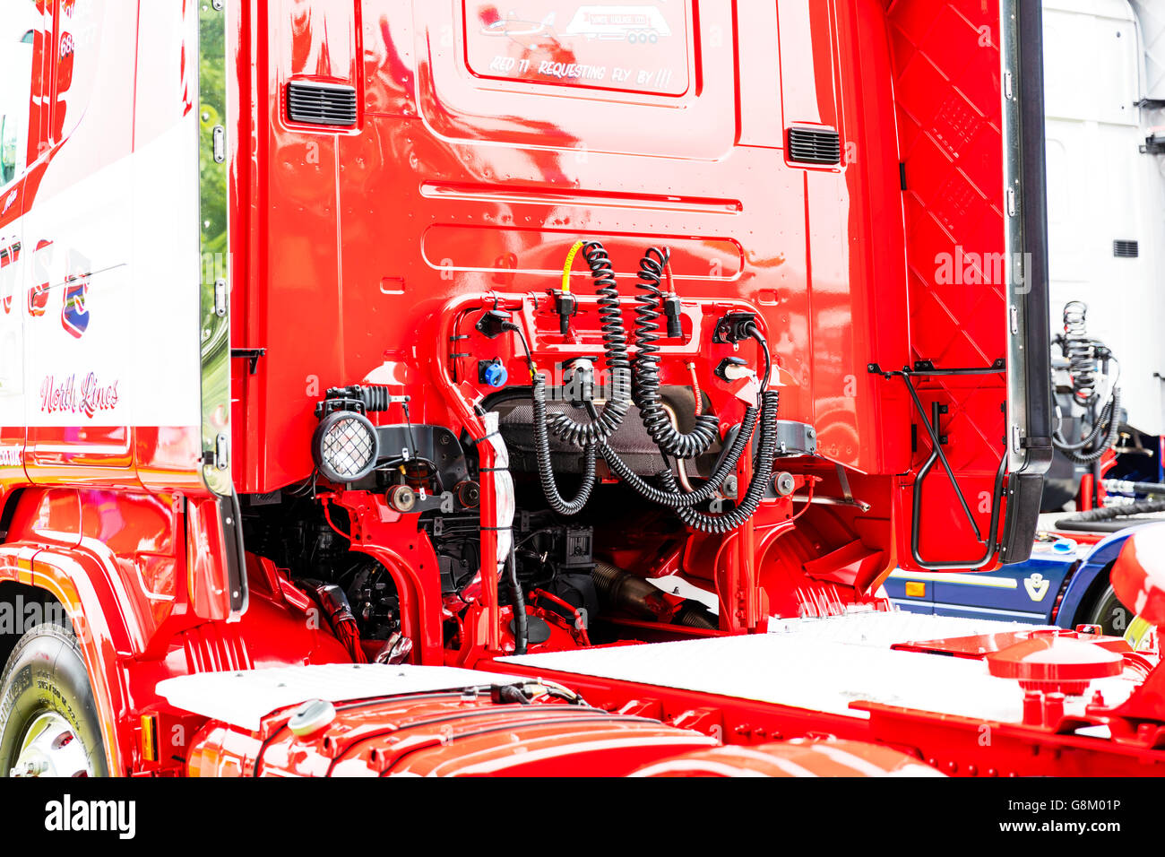 Rückseite des LKW-Führerhaus Linien zeigen, Schläuche und Bremse LKW LKW  Verbindungen um UK England GB Anhänger Stockfotografie - Alamy
