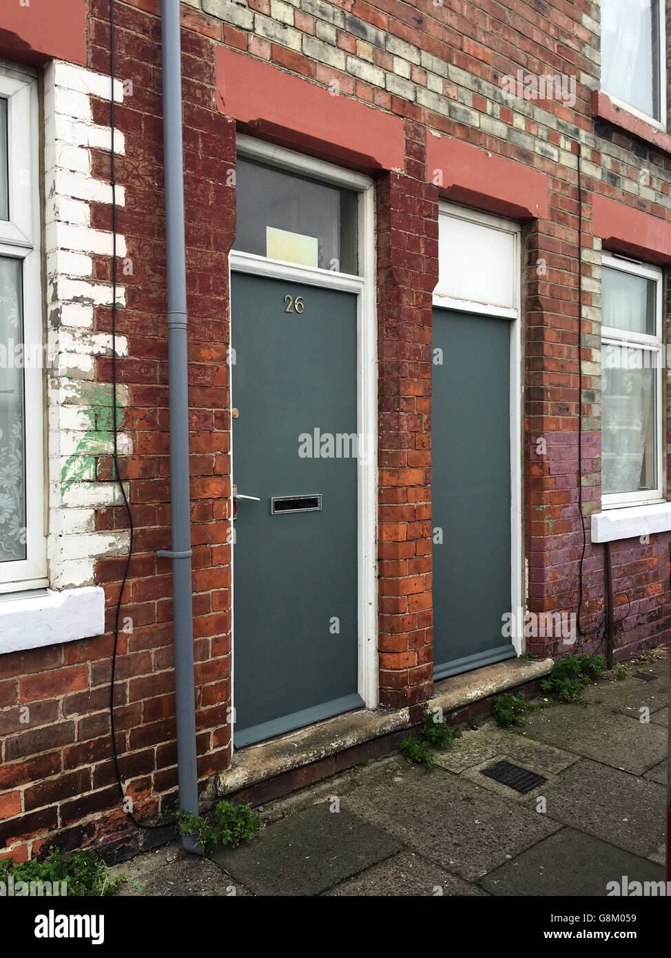 Ein Blick auf die ersten Asylbewerberhäuser in Middlesbrough mit umstrittenen roten Türen, die neu gestrichen wurden, und Türen auf den Grundstücken im Gresham-Gebiet werden in verschiedenen Farben neu gestrichen, damit sie nicht so leicht erkennbar sind wie Asylbewerber in Wohnhäusern, Der Dienstleistungsriese mit dem Vertrag, sie zu beherbergen, hat gesagt. Stockfoto