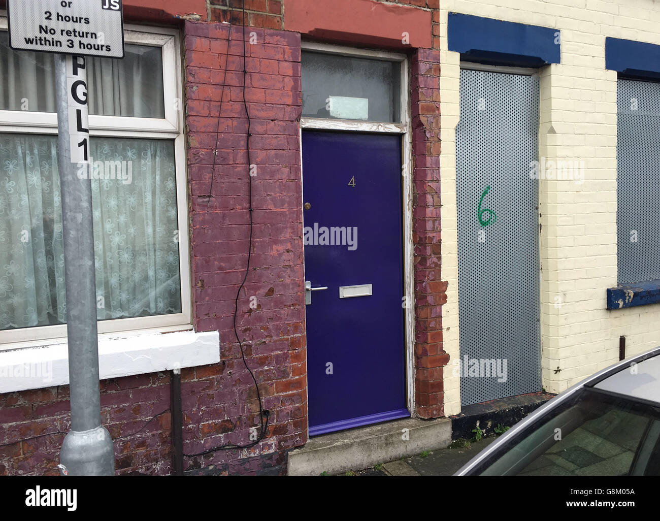 Ein Blick auf die ersten Asylbewerberhäuser in Middlesbrough mit umstrittenen roten Türen, die neu gestrichen wurden, und Türen auf den Grundstücken im Gresham-Gebiet werden in verschiedenen Farben neu gestrichen, damit sie nicht so leicht erkennbar sind wie Asylbewerber in Wohnhäusern, Der Dienstleistungsriese mit dem Vertrag, sie zu beherbergen, hat gesagt. Stockfoto