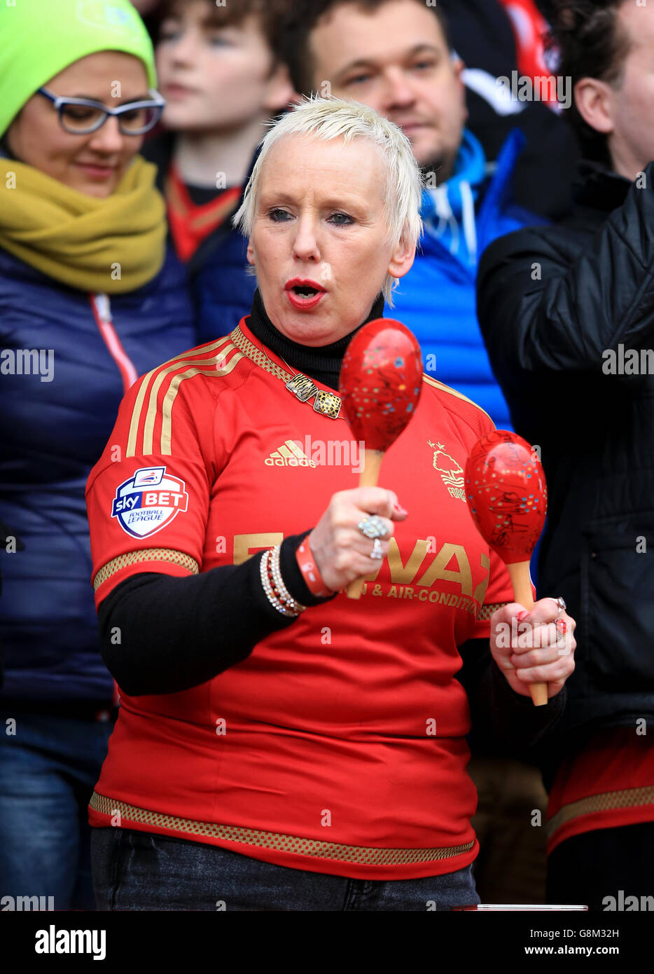Nottingham Forest / Watford - Emirates FA Cup - vierte Runde - City Ground. Ein Nottingham Forest Fan spielt auf den Tribünen Maracas Stockfoto