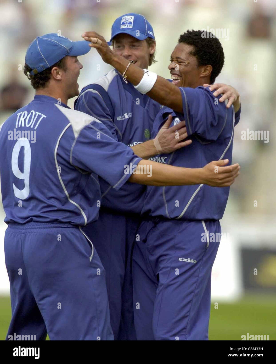 Warwickshire (L-R) Jonathan Trott, Nick Knight und Makhaya Ntini feiern das Dickicht von Lancashire's Ian Sutcliffe. Stockfoto