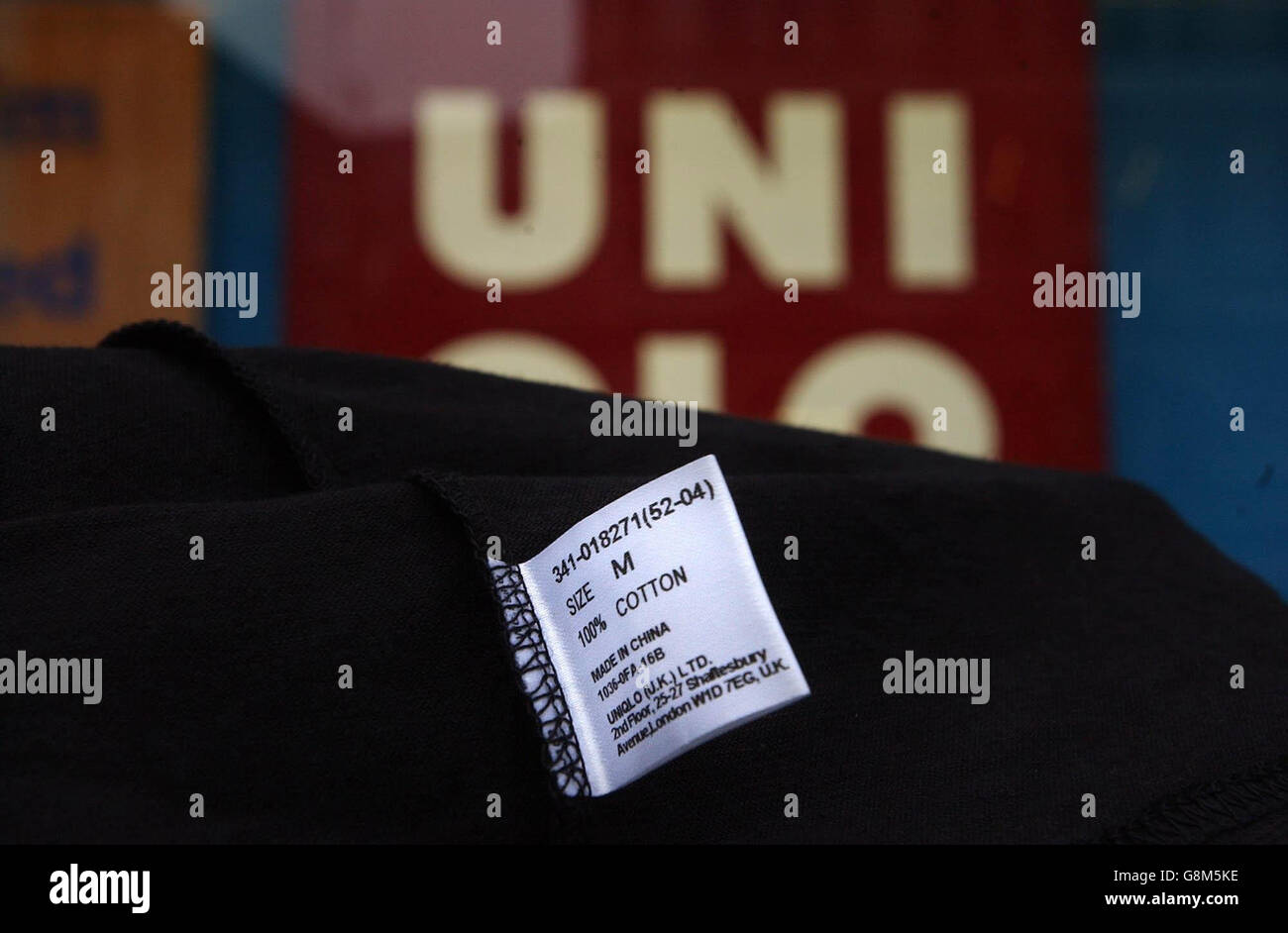 Ein T-Shirt mit einem "Made in China" Label, vor einem Geschäft in der Oxford Street, im Zentrum von London, Mittwoch, 24. August 2005. China hofft, dass Gespräche mit der EU dazu beitragen werden, einen Handelsstreit zu lösen, der chinesische Textilien in europäischen Häfen anhäufen und die Auslieferung von Herbst- und Winterkleidung bedroht, sagten heute Nachrichtenberichte. Siehe PA Story CHINA Textiles. DRÜCKEN Sie VERBANDSFOTO. Bildnachweis sollte lauten: Chris Young/PA Stockfoto