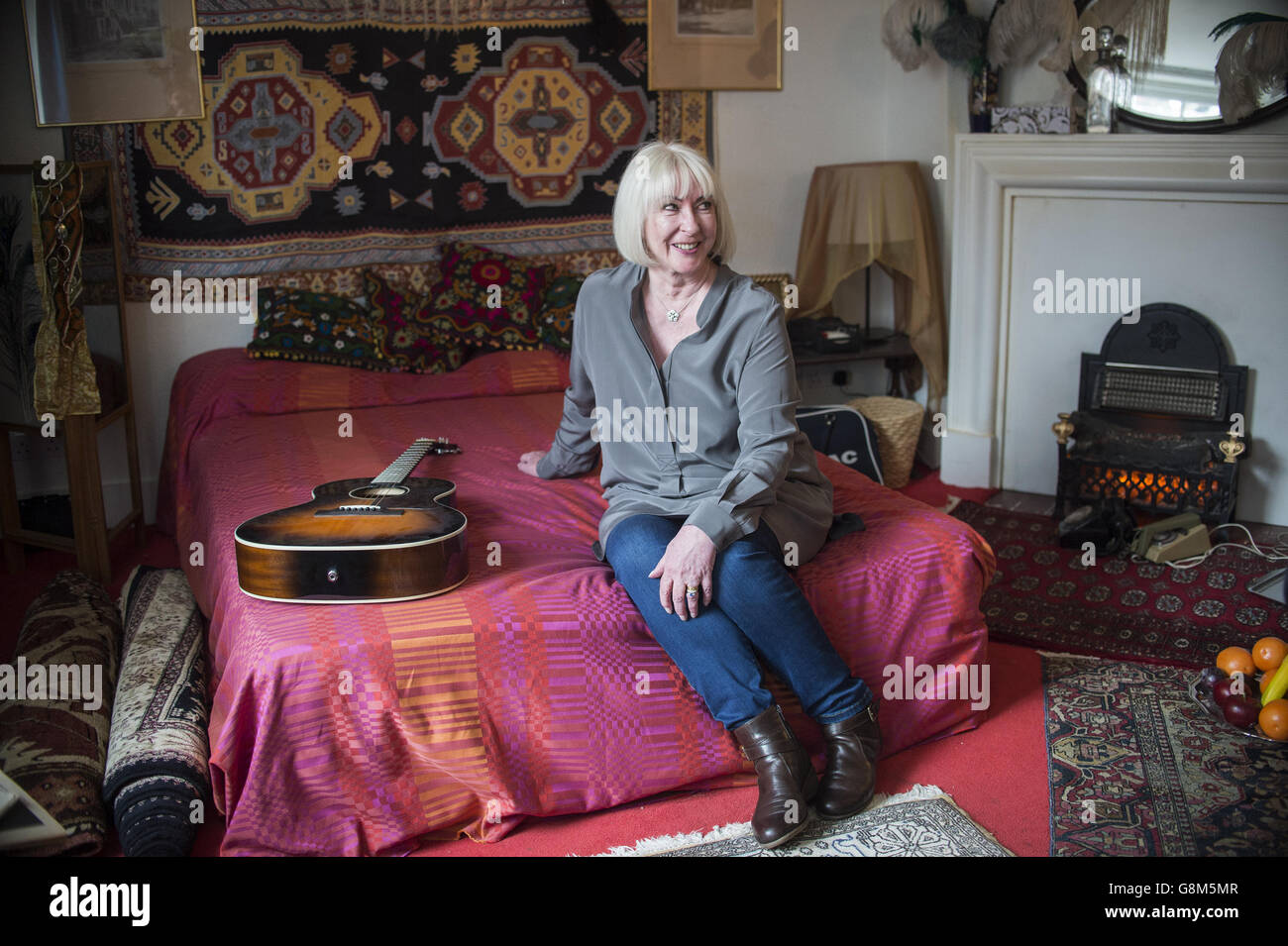Jimi Hendrix' ehemalige Freundin Kathy Etchingham posiert auf dem Bett des Musikers während der Pressevorschau des neuen Kulturerbes, das Jimi Hendrix in seiner Wohnung zwischen 1968 und 1969 in der Brook Street in London feiert. Stockfoto