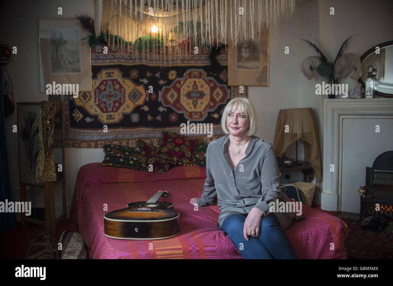 Jimi Hendrix' ehemalige Freundin Kathy Etchingham posiert auf dem Bett des Musikers während der Pressevorschau des neuen Kulturerbes, das Jimi Hendrix in seiner Wohnung zwischen 1968 und 1969 in der Brook Street in London feiert. Stockfoto