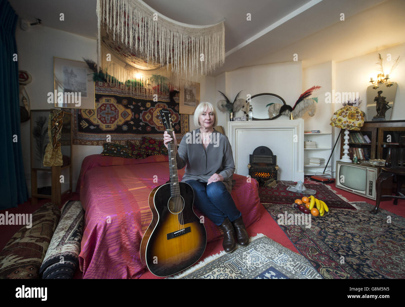 Jimi Hendrix' ehemalige Freundin Kathy Etchingham posiert auf dem Bett des Musikers während der Pressevorschau des neuen Kulturerbes, das Jimi Hendrix in seiner Wohnung zwischen 1968 und 1969 in der Brook Street in London feiert. Stockfoto