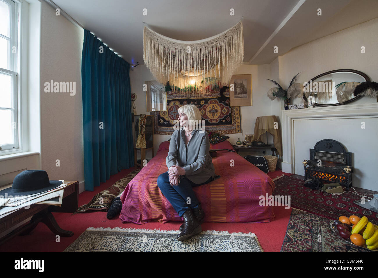 Jimi Hendrix' ehemalige Freundin Kathy Etchingham posiert auf dem Bett des Musikers während der Pressevorschau des neuen Kulturerbes, das Jimi Hendrix in seiner Wohnung zwischen 1968 und 1969 in der Brook Street in London feiert. Stockfoto