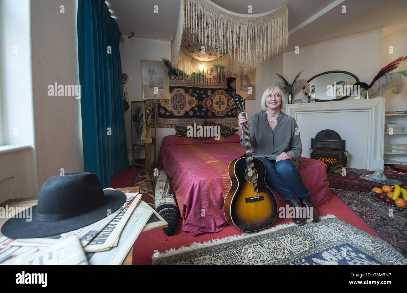 Jimi Hendrix' ehemalige Freundin Kathy Etchingham posiert auf dem Bett des Musikers während der Pressevorschau des neuen Kulturerbes, das Jimi Hendrix in seiner Wohnung zwischen 1968 und 1969 in der Brook Street in London feiert. Stockfoto