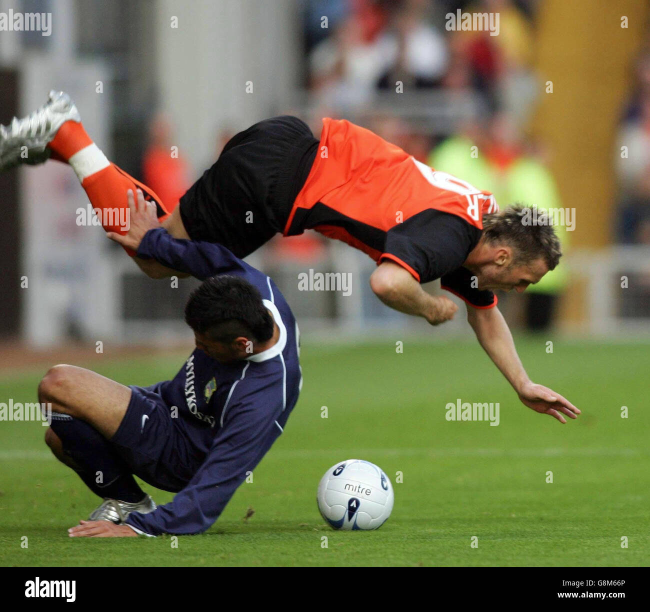 Lee Miller von Dundee United spürt die volle Kraft von Hugo Miranda von MyPa während des zweiten Qualifikationsrunden-Spiels im zweiten Beinabschnitt des UEFA-Pokals im Tannadice Park, Dundee, Donnerstag, 25. August 2005. DRÜCKEN SIE VERBANDSFOTO. Der Bildnachweis sollte lauten: Steve Welsh/PA. NUR FÜR REDAKTIONELLE ZWECKE Stockfoto