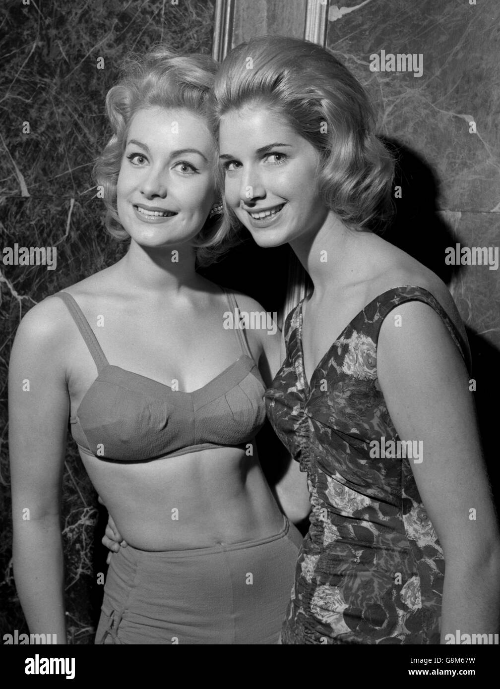 Miss World 1960 - London. Danica d'Hondt (Miss Kanada) und Ingrun Helgard Moeckel (Miss Deutschland). Stockfoto