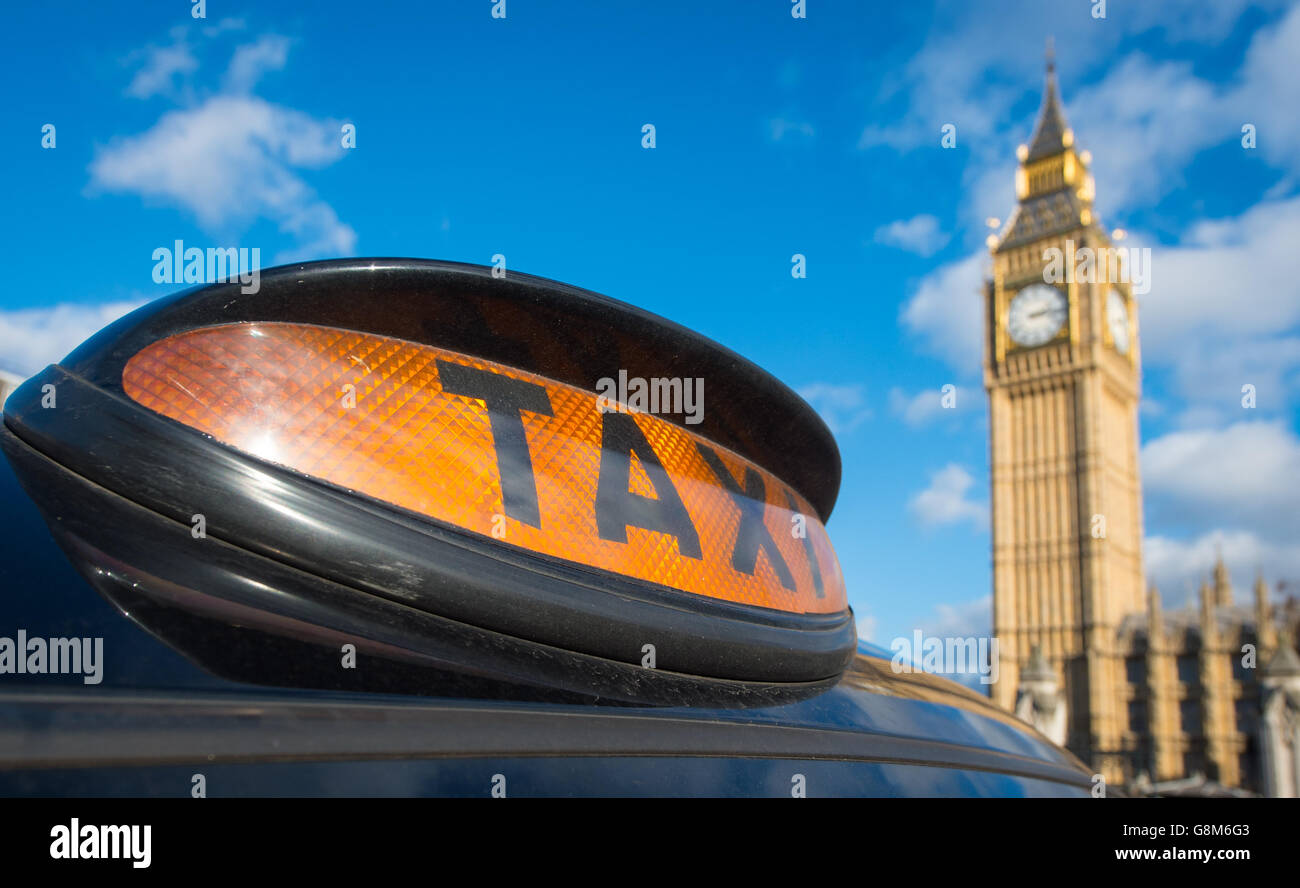 Eine Taxilampe vor den Houses of Parliament während eines Protestes von Londoner Taxifahrern in Westminster, London, über die Regulierung privater Mietwagen mit der Uber-App. Stockfoto