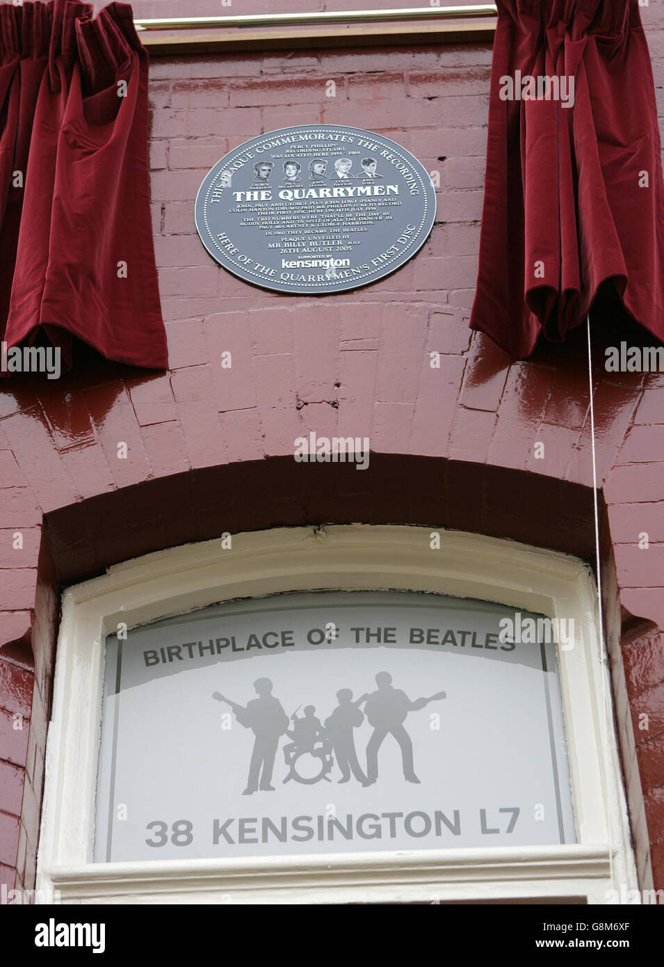 Eine Plakette, die am Freitag, dem 26. August 2005, in Liverpool enthüllt wurde, markiert den Ort, an dem die Quarrymen, die später die Beatles wurden, ihre erste Platte Aufnahmen. Die ursprünglichen Bandmitglieder Colin Hanton und John Duff führten die Zeremonie durch. Siehe PA Story SHOWBIZ Beatles. DRÜCKEN SIE VERBANDSFOTO. Das Foto sollte lauten: Phil Noble/PA Stockfoto