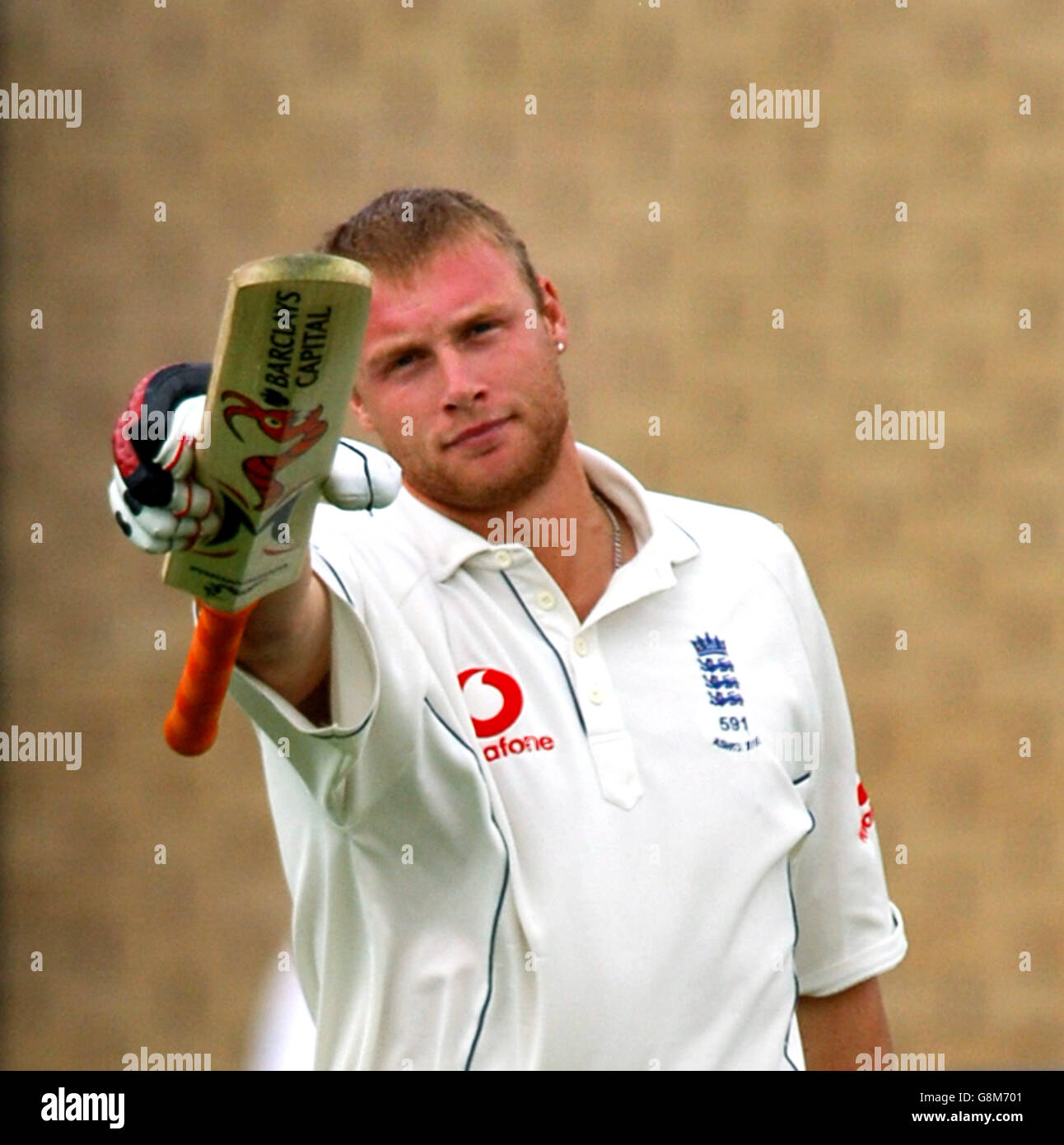 Der englische Andrew Flintoff feiert das Erreichen seines Jahrhunderts am zweiten Tag des vierten npower-Testmatches gegen Australien in Trent Bridge, Nottingham. Stockfoto