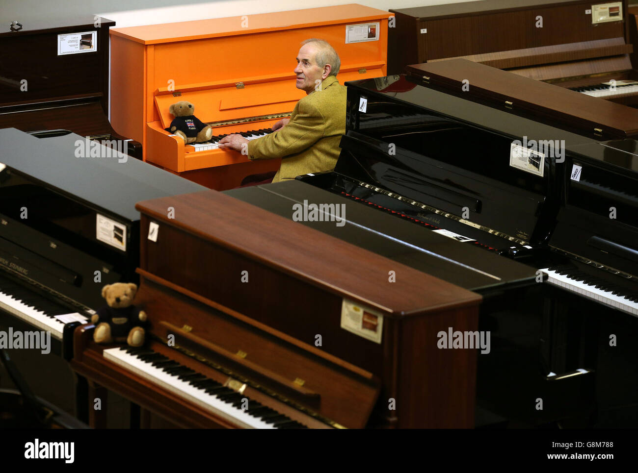 James Cameron von der Edinburgh Piano Company spielt vor einer Auktion am Sonntag, den 14. Februar, im Showroom des Unternehmens in Edinburgh ein Klavier, während sich das Unternehmen auf die Schließung vorbereitet. Stockfoto